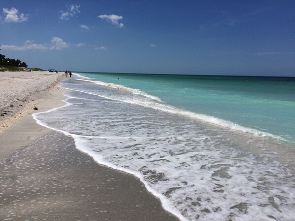 Beach nearby, sun loungers, beach towels