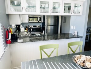 冷蔵庫、電子レンジ、オーブン、コンロ