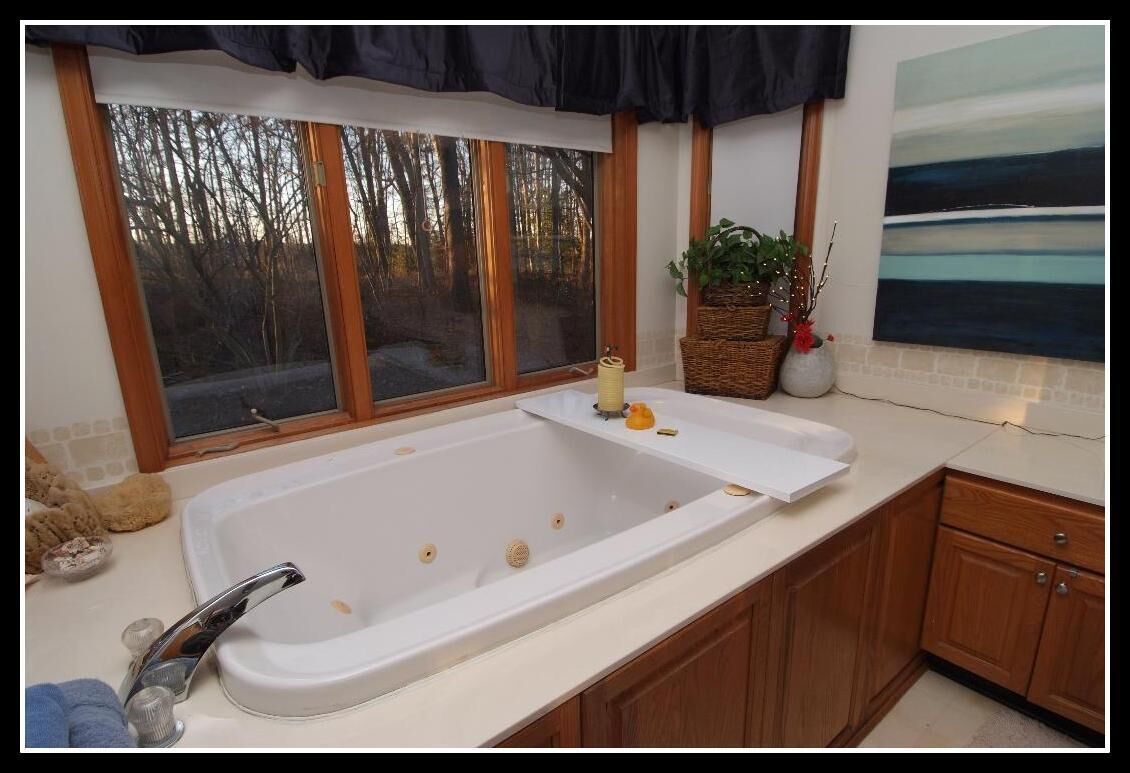 Romantic Couples Suite in Nature Retreat Setting; day trip to beach!