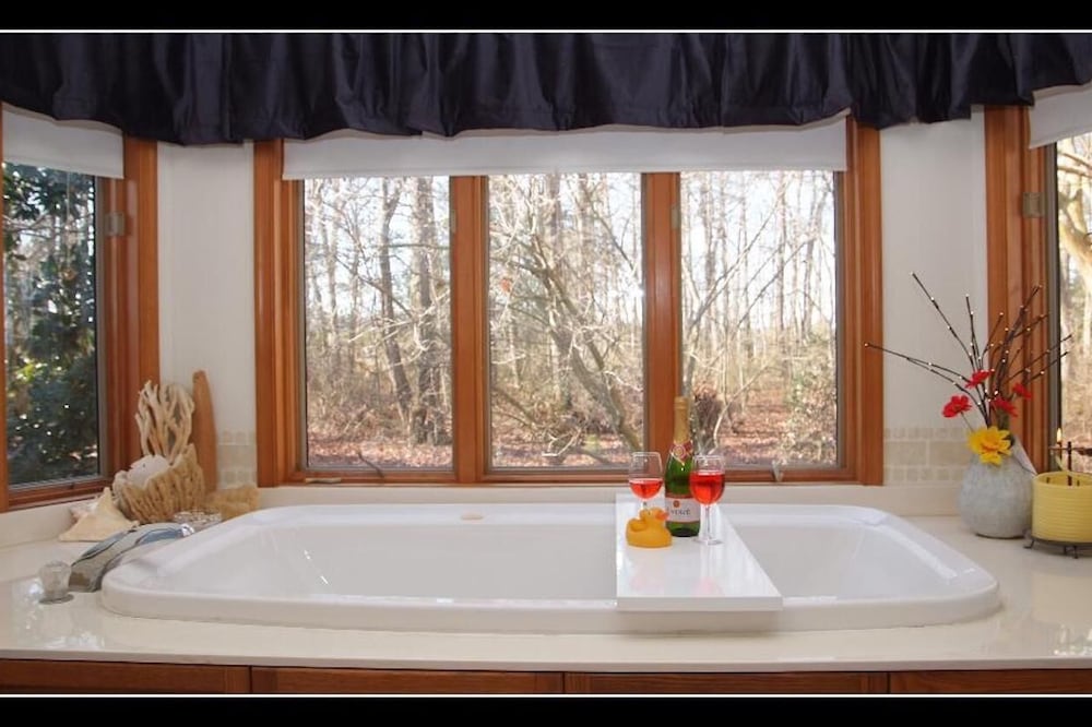 Romantic Couples Suite in Nature Retreat Setting; day trip to beach!