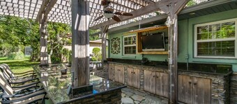 Crystal River, Private Waterfront Home, Dock-Pool-Kayaks-Pets-Outdoor Kitchen