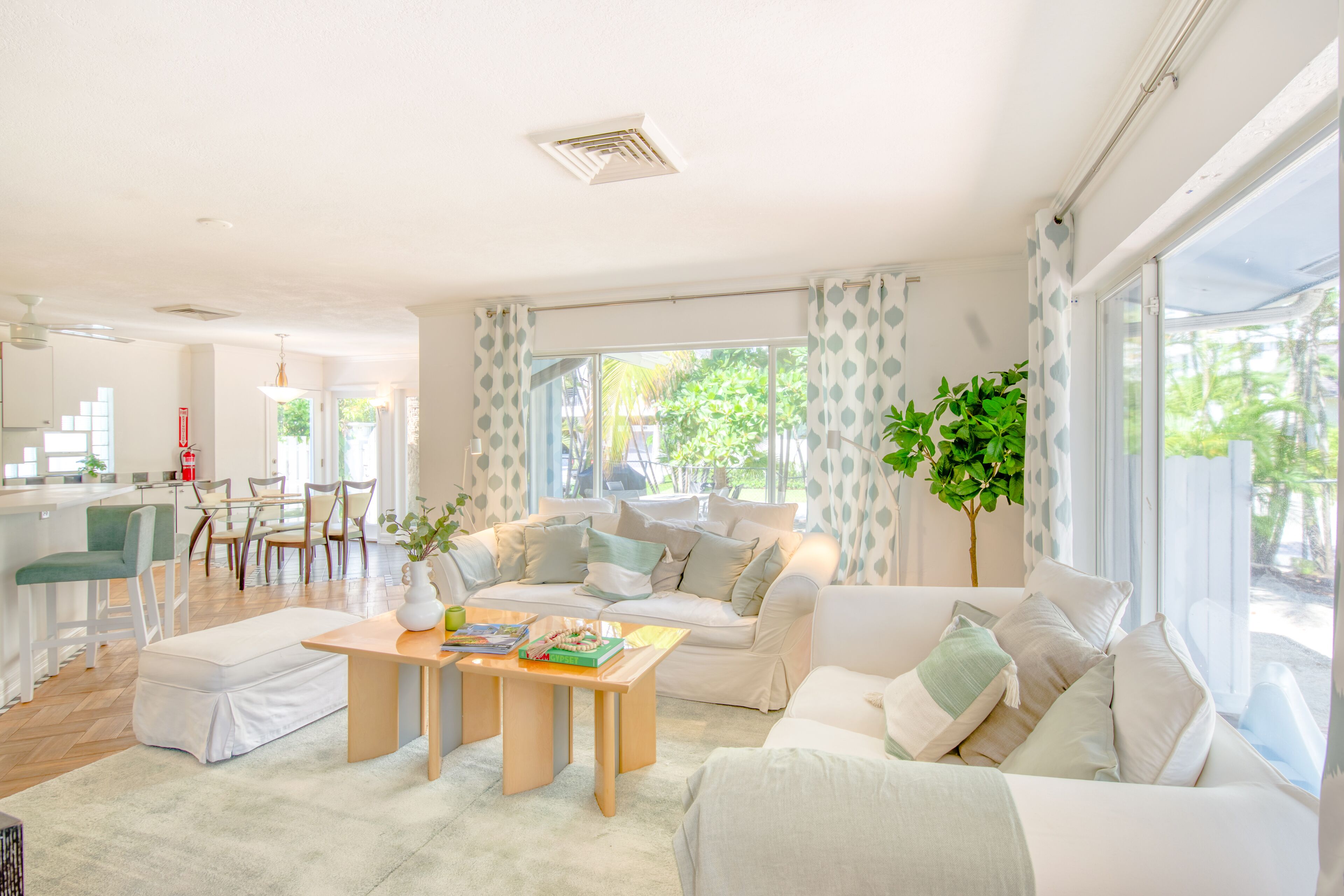 Beachside home w/ great location steps away from the sand