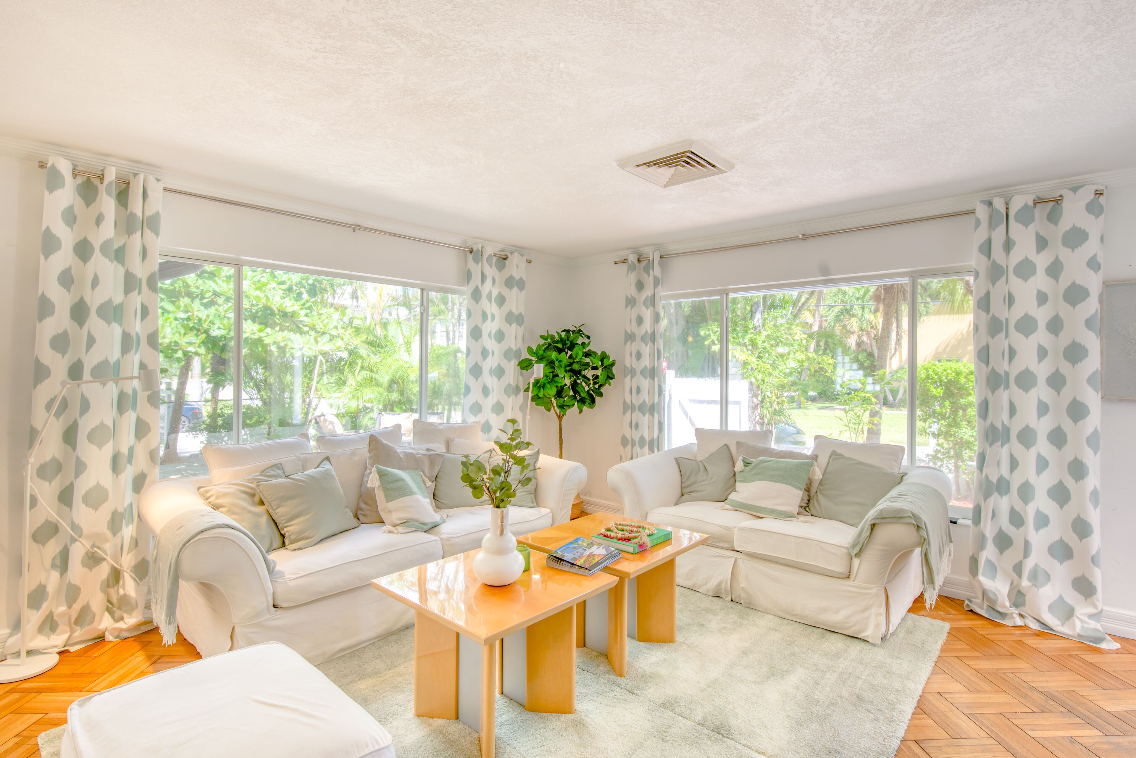 Beachside home w/ great location steps away from the sand