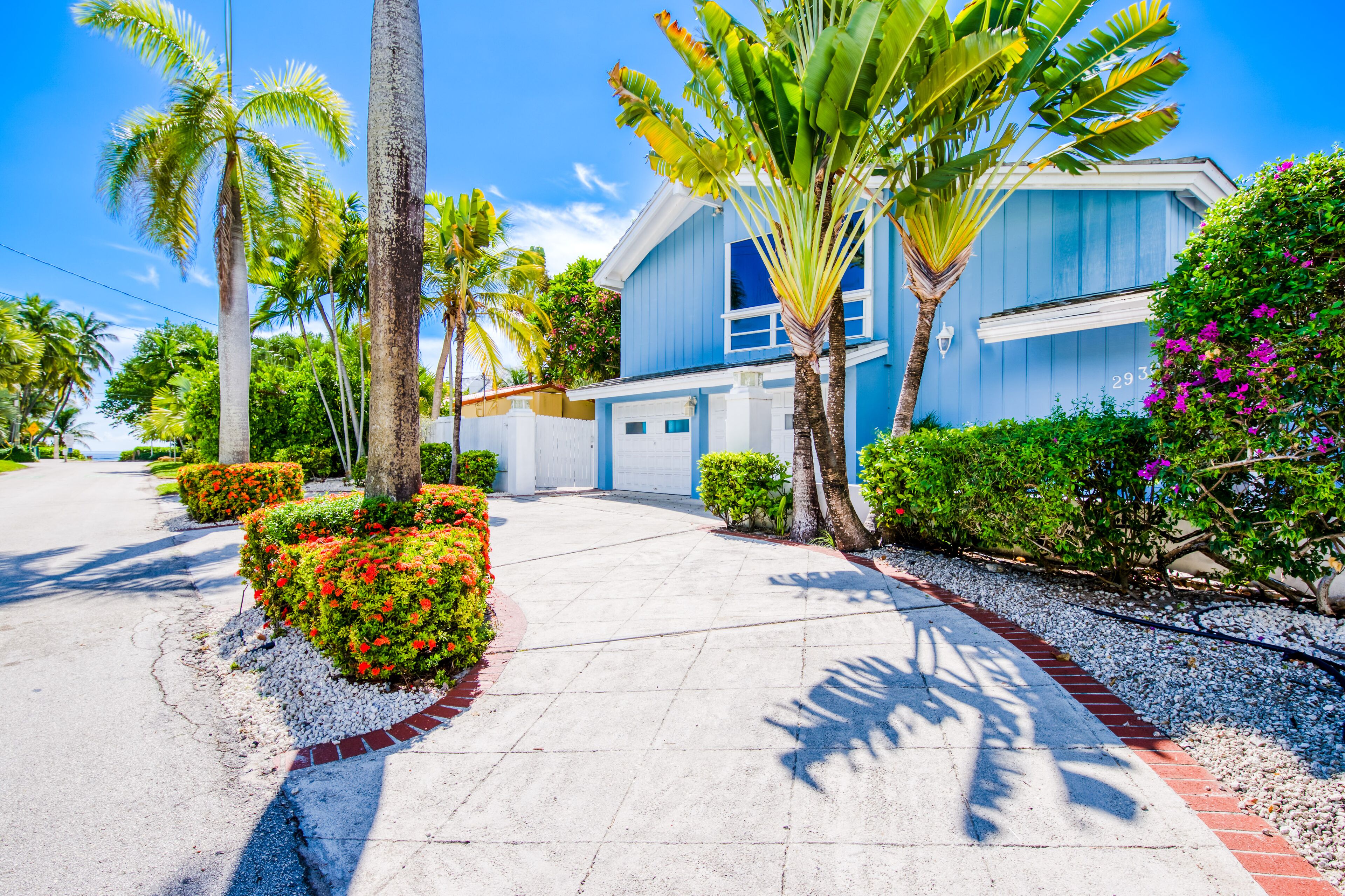 Beachside home w/ great location steps away from the sand