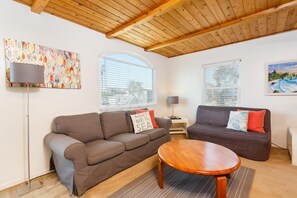 TV - Top Floor Breezy Beach Duplex - Beach Life (San Diego)