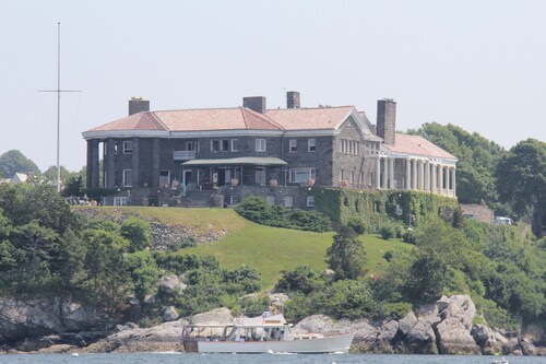 Sweet summer escape on Newport Harbor