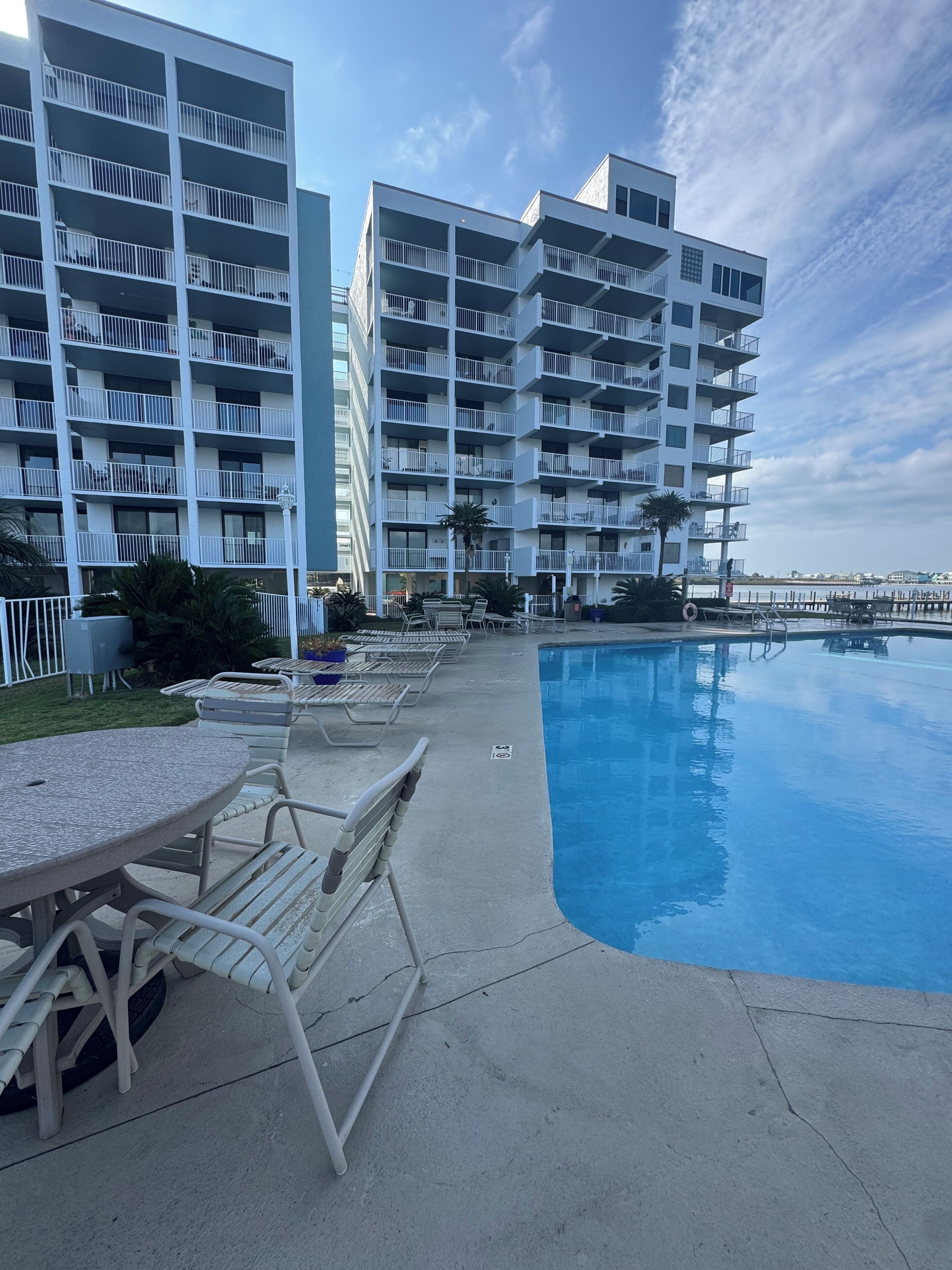 Alberca techada y alberca al aire libre