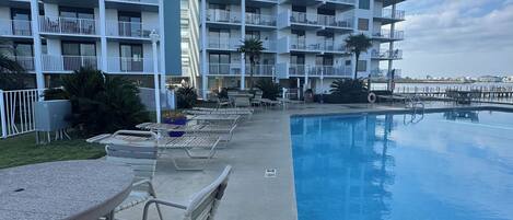 Alberca techada y alberca al aire libre