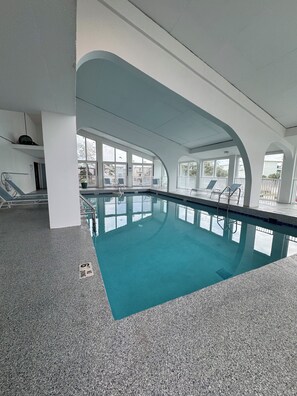 Alberca techada y alberca al aire libre