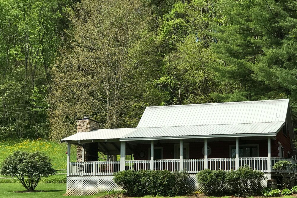 River Front Cabin with Cozy Comfort and Mountain View