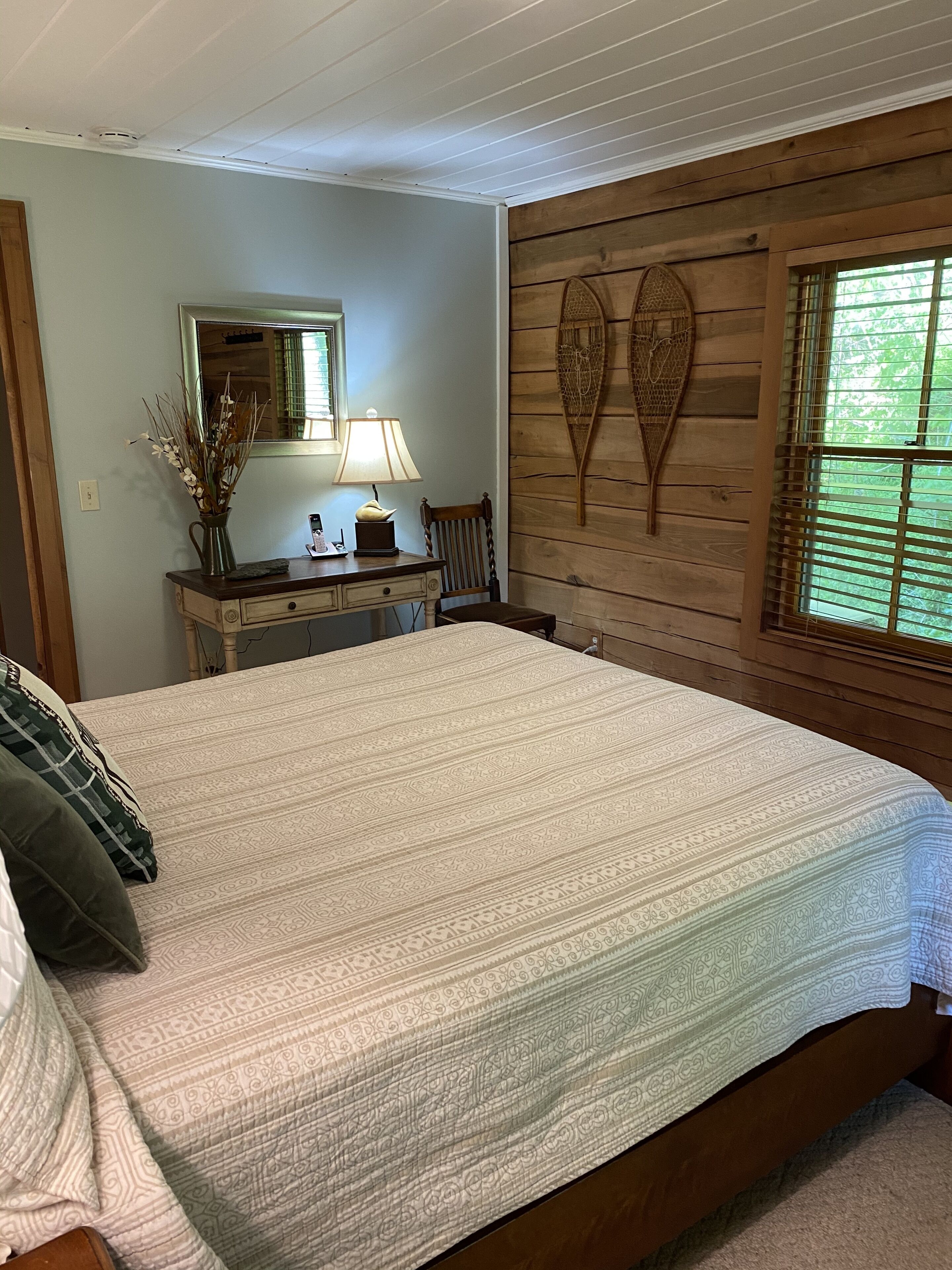 River Front Cabin with Cozy Comfort and Mountain View