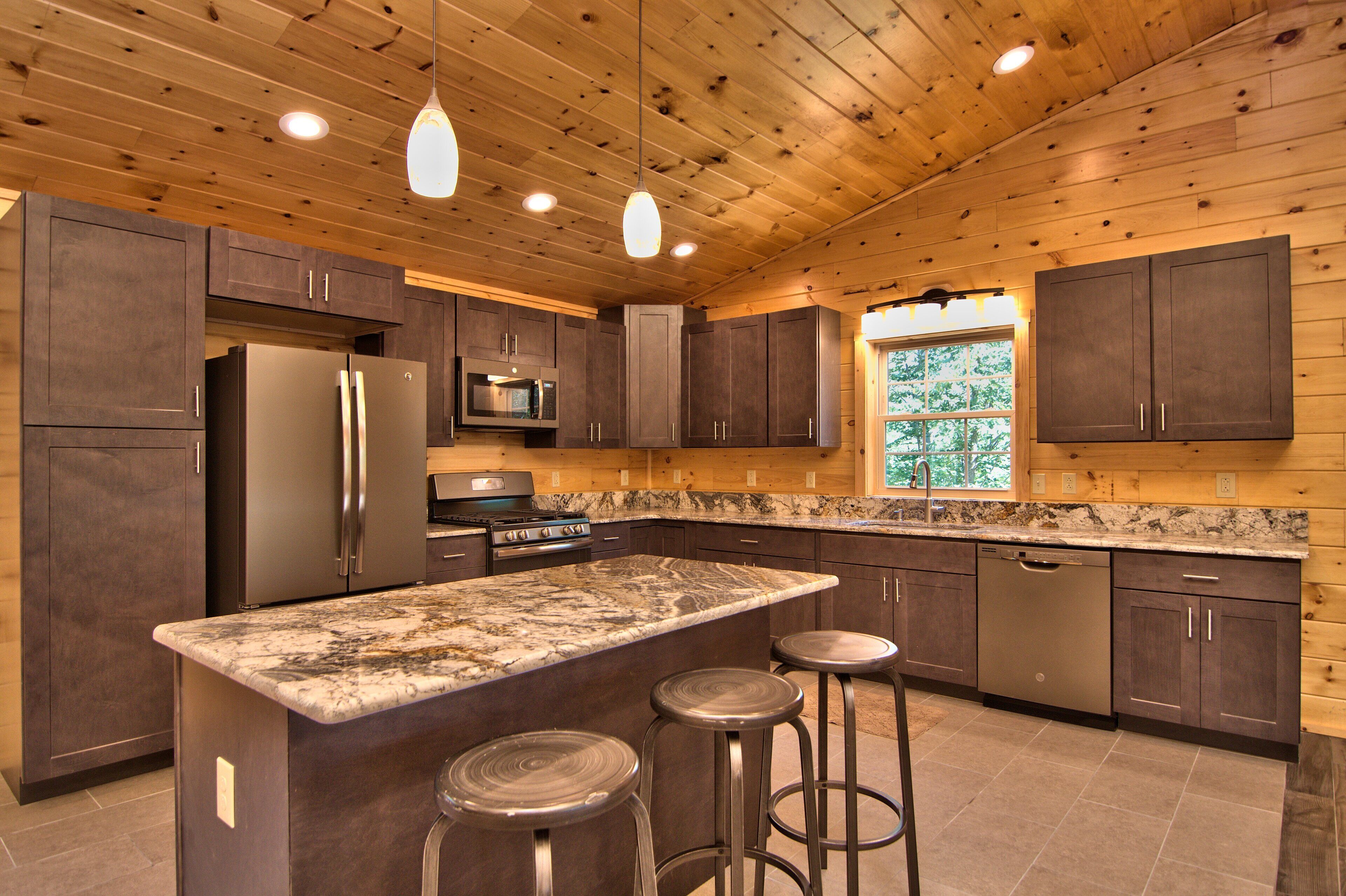 8 BR 4 BA SECLUDED 4000 SF. BACHELOR PARTIES/REUNIONS HOT TUB/WIFI!