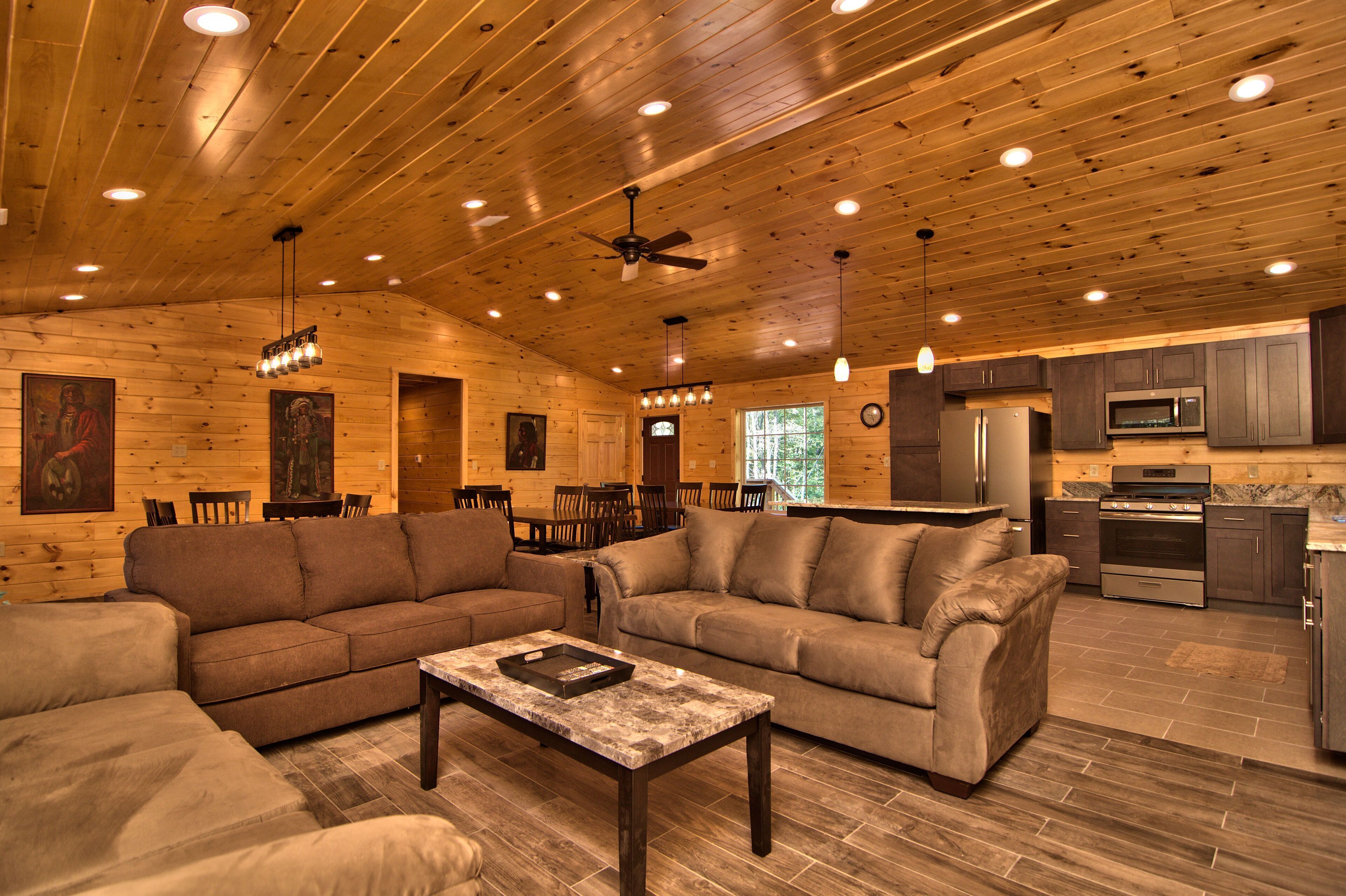 8 BR 4 BA SECLUDED 4000 SF. BACHELOR PARTIES/REUNIONS HOT TUB/WIFI!