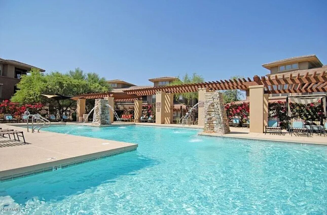 Una piscina al aire libre, una piscina climatizada