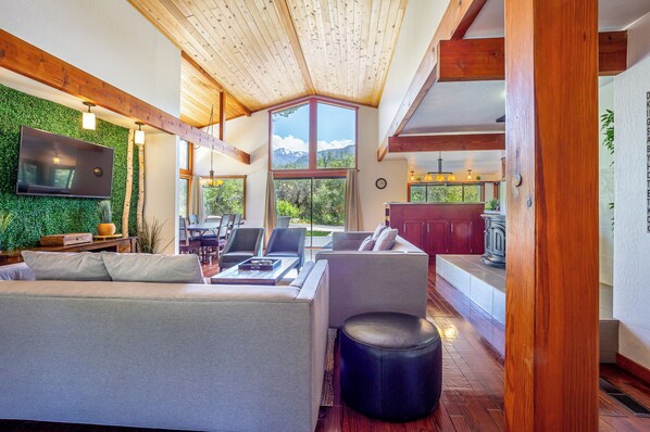 Smart TV, video games, DVD player, foosball - Contemporary River Retreat House - 2 Decks on the River, close to SNP,  7 acres  (Three Rivers)