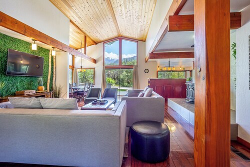 Sequoia River House - 2 Decks on the River, close to SNP,  7 acres 