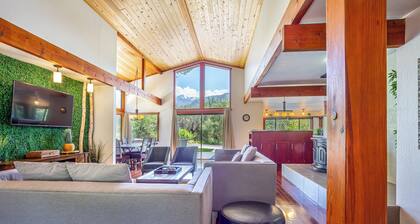 Sequoia River House - 2 Decks on the River, close to SNP, 7 acres