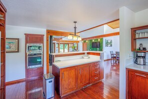 Fridge, microwave, oven, stovetop - Contemporary River Retreat House - 2 Decks on the River, close to SNP,  7 acres  (Three Rivers)