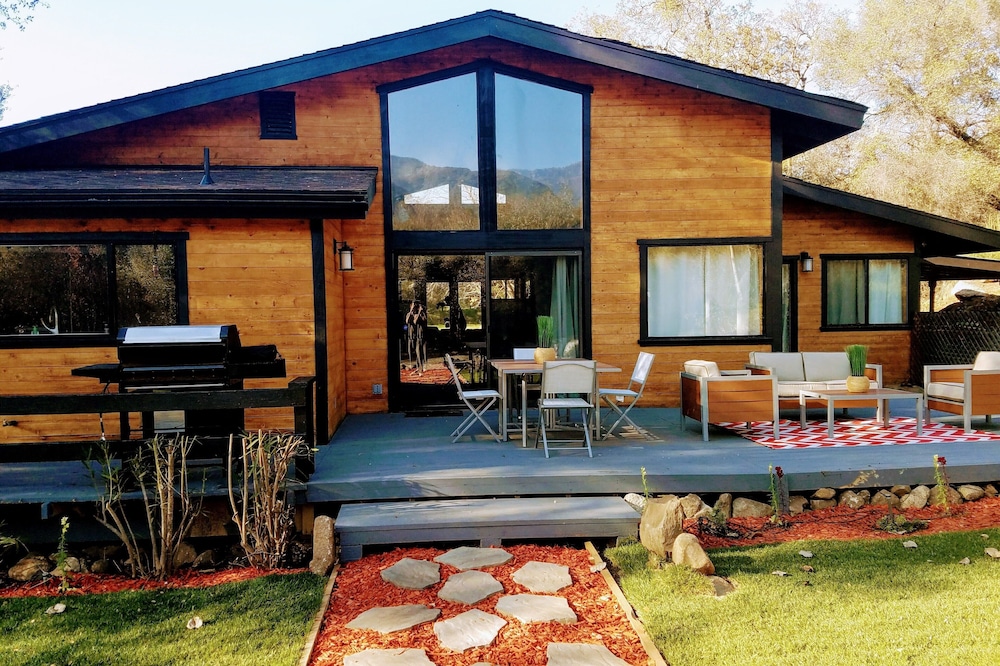 Contemporary River Retreat House - 2 Decks on the River, close to SNP, 7 acres