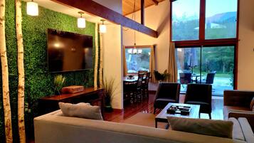 Smart TV, videojuegos, reproductor de DVD y futbolito