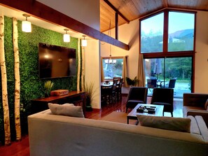 Smart TV, video games, DVD player, foosball - Contemporary River Retreat House - 2 Decks on the River, close to SNP,  7 acres  (Three Rivers)