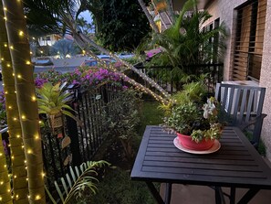 Outdoor dining - Steps from the Beach in North Kihei, AC in Bedroom & Living Room (Kihei)