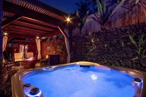 Outdoor spa tub - Catch the Sunset! Beautiful Ocean View Home with A/C, and Lots of Space! (Waikoloa Village)