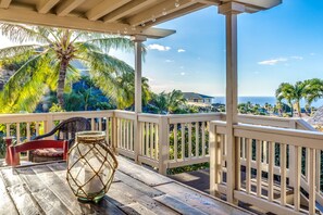 Terrace/patio - Catch the Sunset! Beautiful Ocean View Home with A/C, and Lots of Space! (Waikoloa Village)