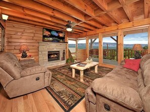 Smart TV, caminetto, tavolo da calcetto