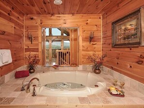 Doccia, vasca idromassaggio, asciugacapelli, asciugamani