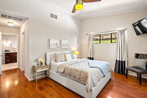 2 Schlafzimmer, Zimmersafe, Schreibtisch, Bügeleisen/Bügelbrett