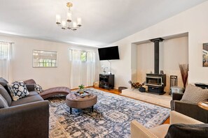 Una televisión, una chimenea