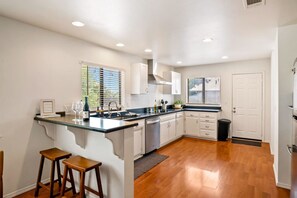 Køleskab, mikrobølgeovn, ovn, kogeplade