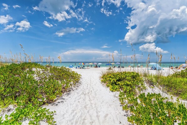 On the beach - Anthony Beach Cottages - Gulfview Condo - 2 bedroom gulf front with heated pool (Bradenton Beach)