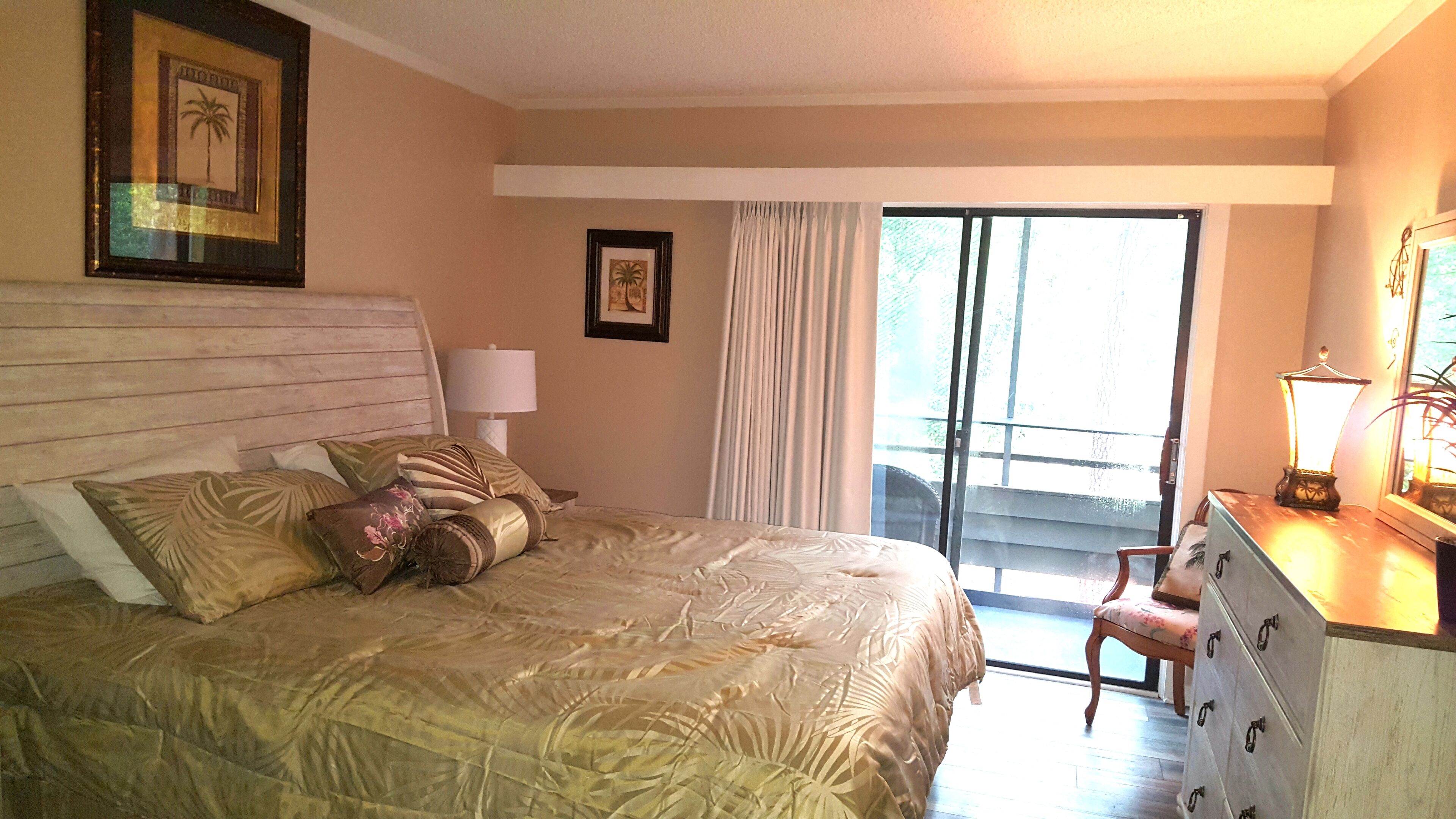 Newly Renovated, 2 BR/2 Bath Resort Atmosphere, Shopping and Entertainment