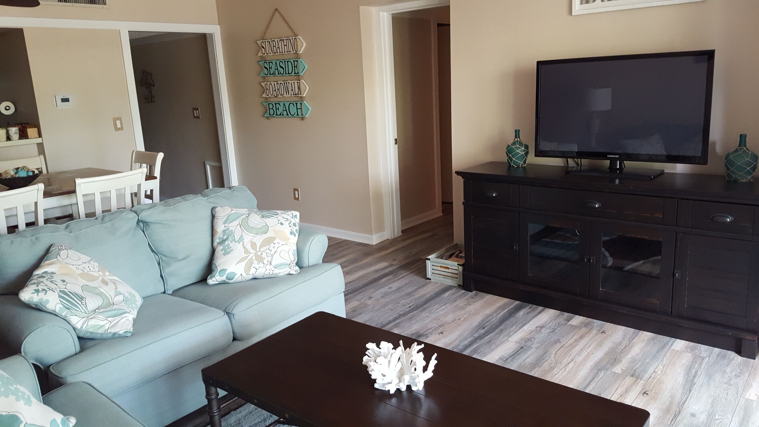 Newly Renovated, 2 BR/2 Bath Resort Atmosphere, Shopping and Entertainment