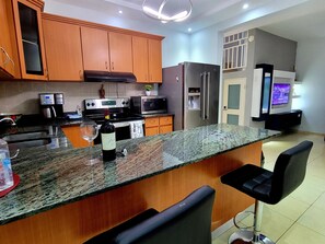 Fridge, microwave, oven, stovetop - CASA BORINQUEN VACATION RENTAL (Aguadilla)