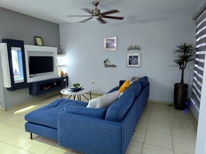 Smart TV, lettore DVD, tavolo da ping pong