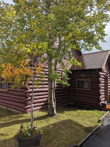 Madison Cabin 120, Two Bedroom One Bath Cozy Cabin 2 Minutes to Yellowstone Entrance