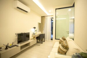 Deluxe Double Room, 1 Bedroom, City View | Living area