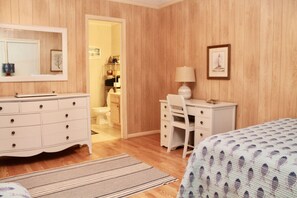 4 soverom, skrivebord, wi-fi (inkludert) og sengetøy