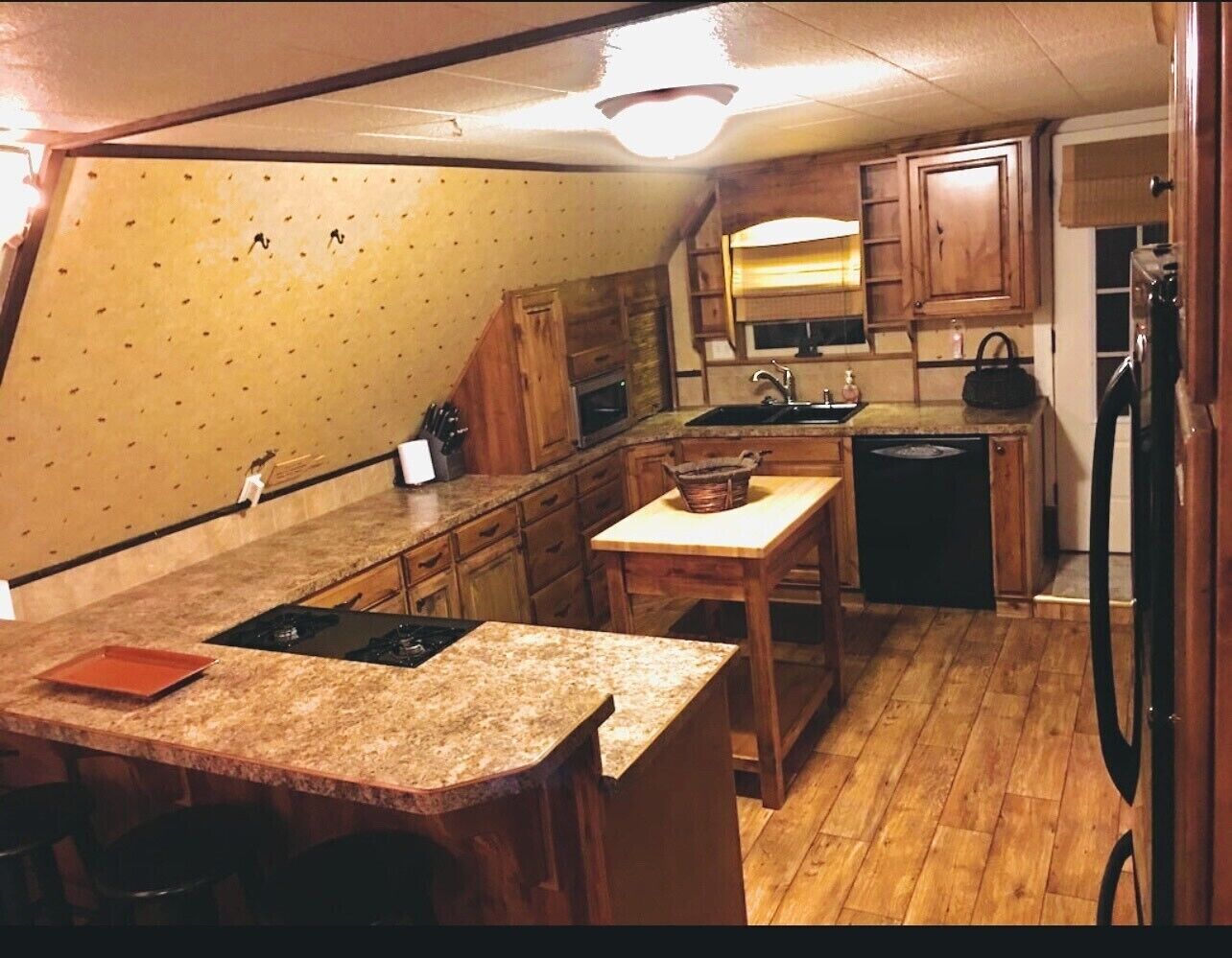 Your PRIVATE PARADISE on The Lake!Sleeps 10