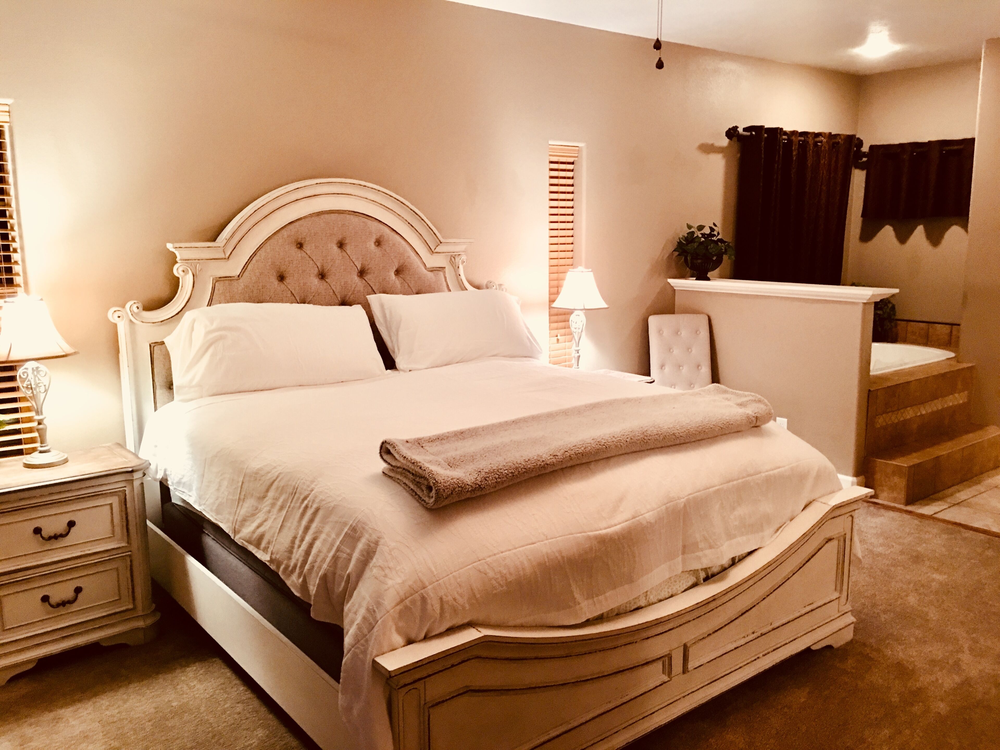 Your PRIVATE PARADISE on The Lake!Sleeps 10