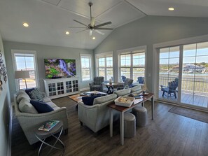 Smart TV, reproductor de DVD y libros 