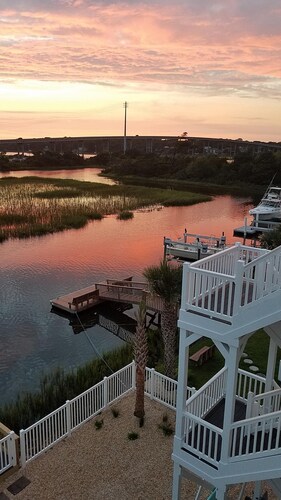Waterfront, Spectacular Sunsets, Dock, Pool, Elevator, Linens, Free Golf Cart+++