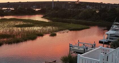 Waterfront, Spectacular Sunsets, Dock, Pool, Elevator, Linens, Free Golf Cart+++
