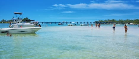 Beach nearby, sun-loungers, beach towels