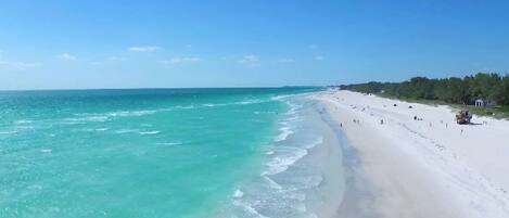 Beach nearby, sun loungers, beach towels