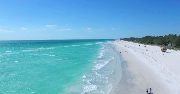 Nær stranden, solsenger og strandhåndklær