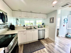 Fridge, microwave, oven, stovetop - Anna Maria Island Simply Beautiful Townhome! The Perfect Location for Vacation! (Holmes Beach)